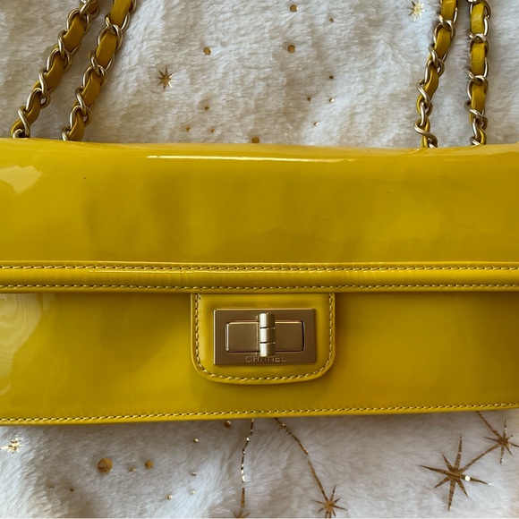 CHANEL REISSUE EAST WEST YELLOW PATENT LEATHER BAG - Picture 3 of 16
